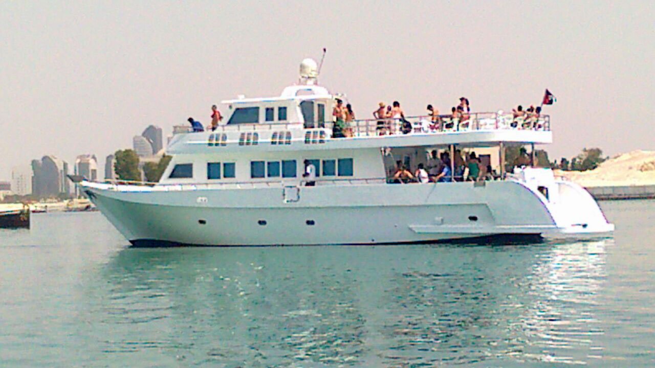 المسافرون عل متن رحلة بحرية باليخت في أبو ظبي